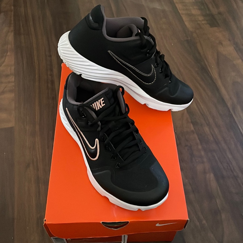 Nike softball elite turf shoes!! Size 6